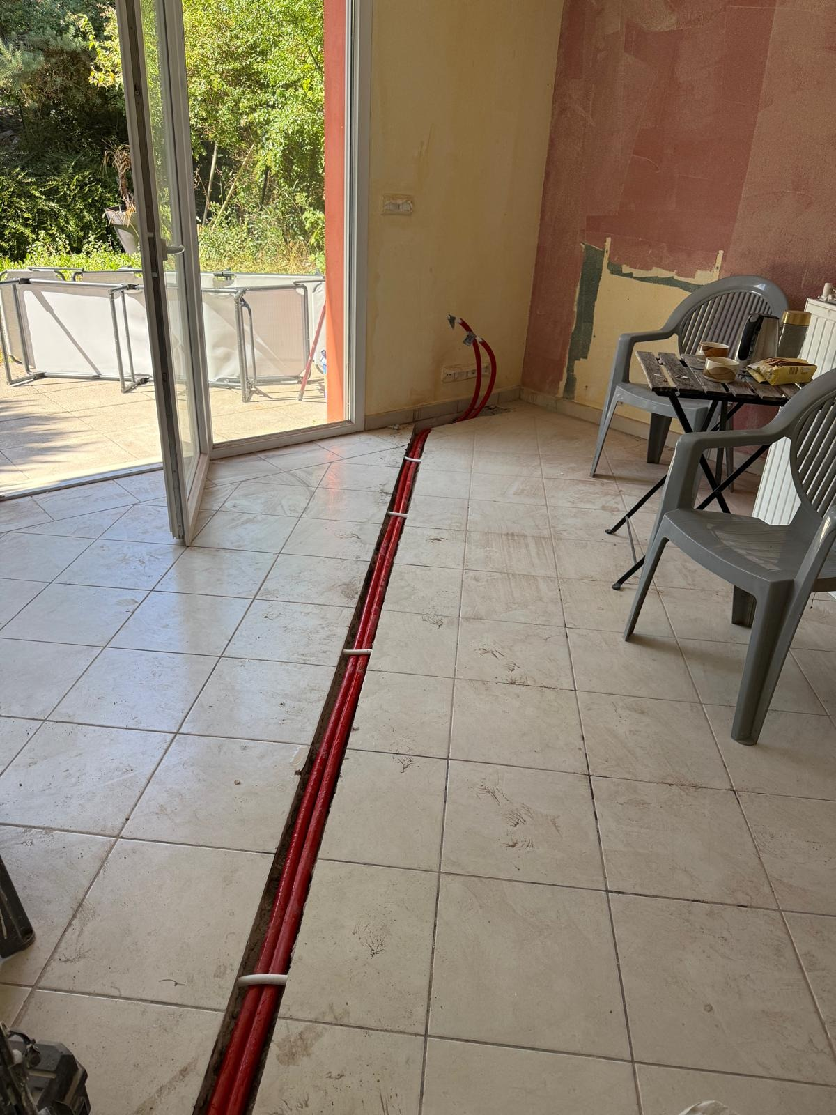 Pose de conduites de chauffage encastrées dans le sol