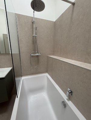 Baignoire avec douche murale réalisée par Promatherm Sàrl