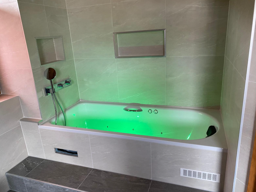 Baignoire balnéo encastrée avec éclairage