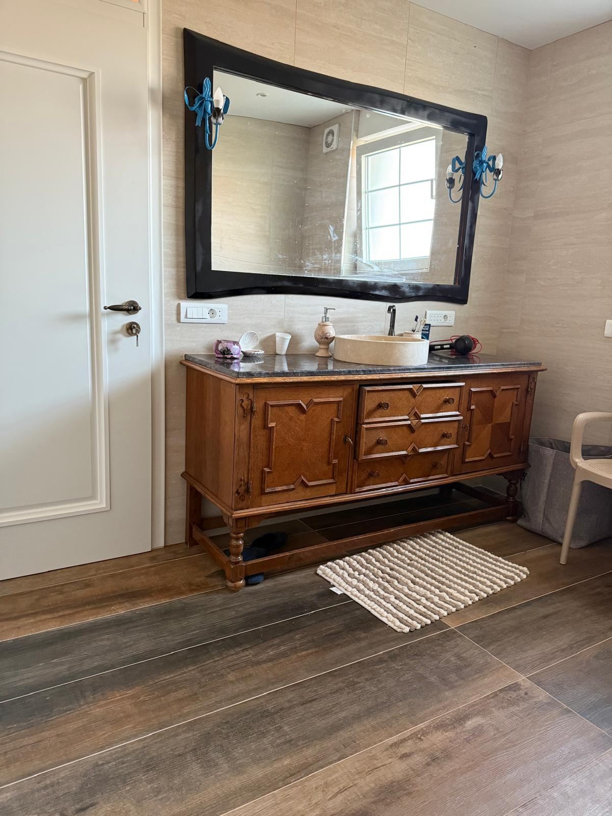 Meuble vasque artisanal dans une salle de bains rénovée