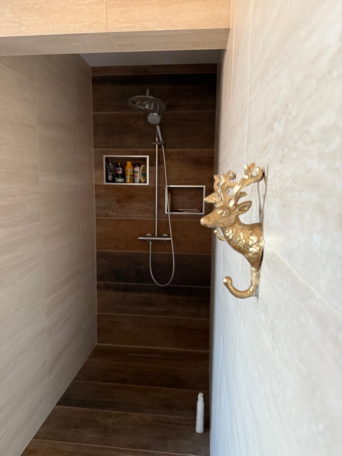 Douche à l’italienne avec carrelage effet bois