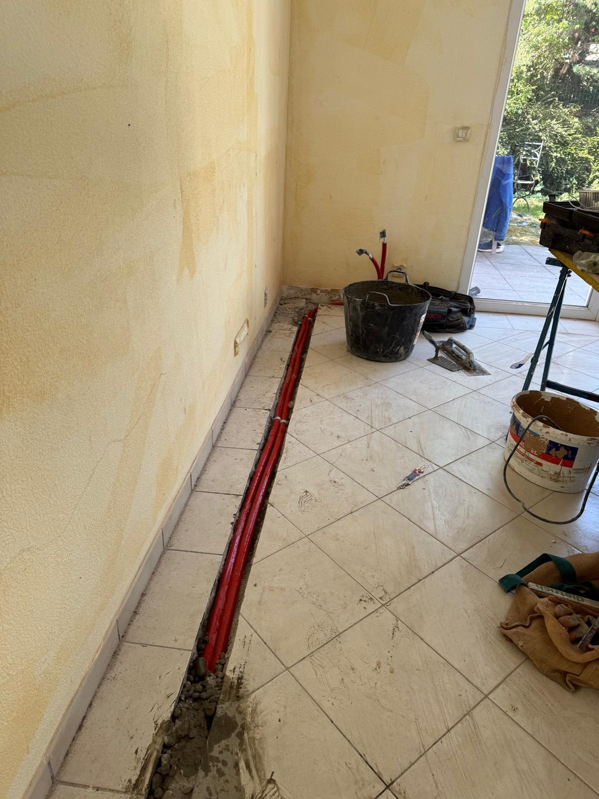Installation de conduites encastrées pendant une rénovation