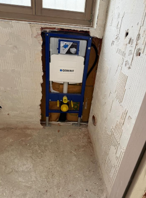 Installation sanitaire encastrée en cours de réalisation