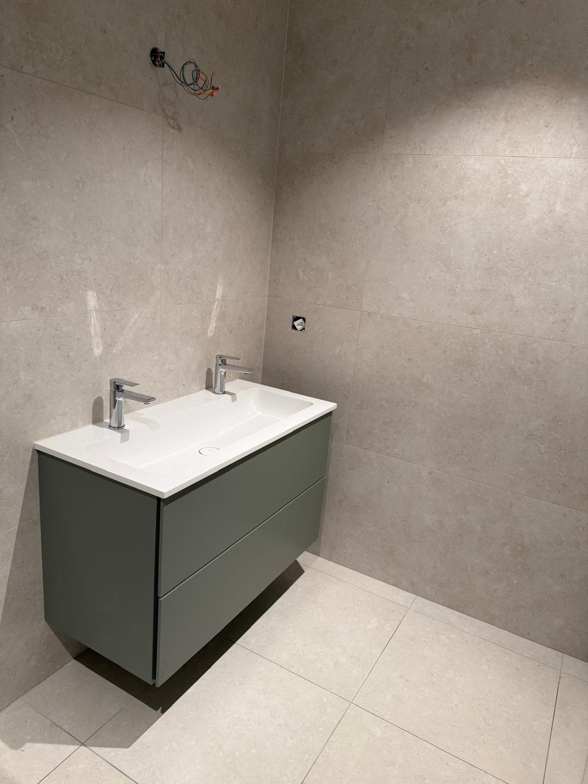 Meuble double vasque installé dans une salle de bains rénovée