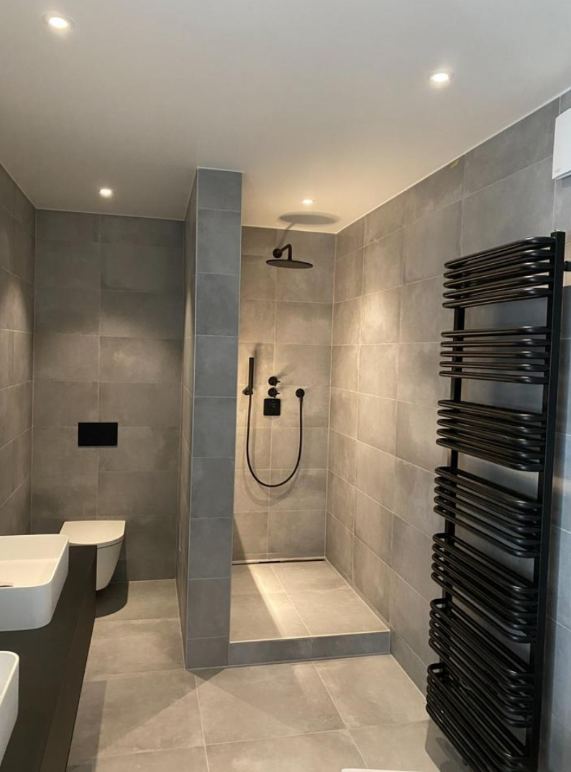 Douche ouverte et radiateur sèche-serviettes noir