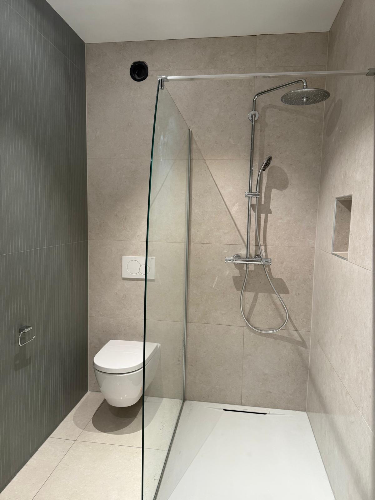 Salle de bains rénovée par Promatherm Sàrl