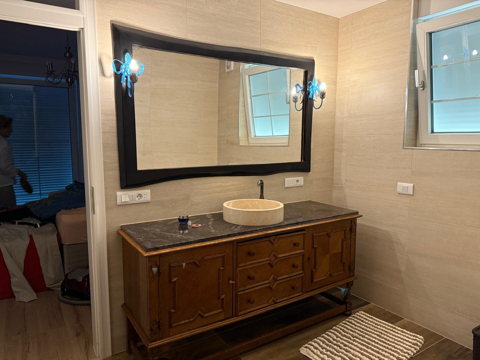 Meuble vasque en bois installé dans une salle de bains rénovée