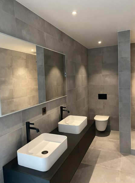 Salle de bains contemporaine avec deux vasques